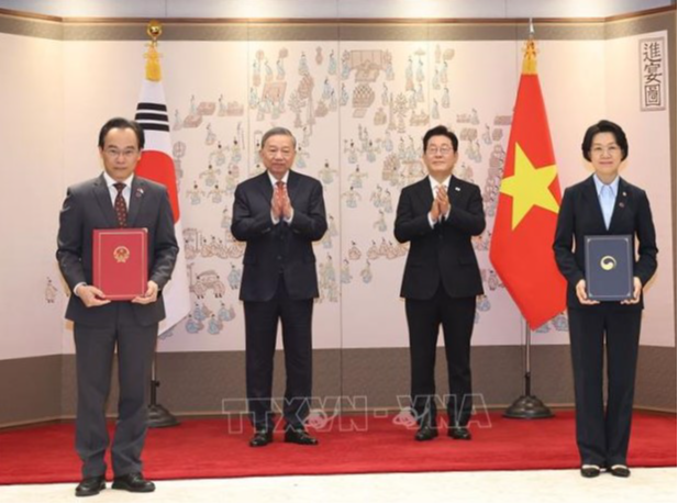 Tổng Bí thư Tô Lâm và Tổng thống Hàn Quốc Lee Jae Myung chứng kiến lễ trao Thỏa thuận sửa đổi bổ sung Bản ghi nhớ giữa Bộ Giáo dục và Đào tạo Việt Nam với Bộ Giáo dục Hàn Quốc về hợp tác giáo dục. Ảnh: TTXVN Tổng Bí thư Tô Lâm và Tổng thống Hàn Quốc Lee Jae Myung chứng kiến lễ trao Thỏa thuận sửa đổi bổ sung Bản ghi nhớ giữa Bộ Giáo dục và Đào tạo Việt Nam với Bộ Giáo dục Hàn Quốc về hợp tác giáo dục. Ảnh: TTXVN