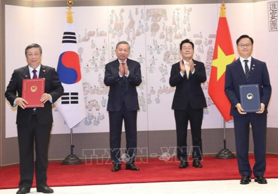 Tổng Bí thư Tô Lâm và Tổng thống Hàn Quốc Lee Jae Myung chứng kiến lễ trao Bản ghi nhớ về hợp tác nghề cá giữa Bộ Nông nghiệp và Môi trường Việt Nam và Bộ Thủy sản và Đại dương Hàn Quốc. Ảnh: TTXVN Tổng Bí thư Tô Lâm và Tổng thống Hàn Quốc Lee Jae Myung chứng kiến lễ trao Bản ghi nhớ về hợp tác nghề cá giữa Bộ Nông nghiệp và Môi trường Việt Nam và Bộ Thủy sản và Đại dương Hàn Quốc. Ảnh: TTXVN
