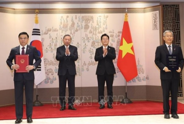 Tổng Bí thư Tô Lâm và Tổng thống Hàn Quốc Lee Jae Myung chứng kiến lễ trao Bản ghi nhớ hợp tác về phát triển nguồn nhân lực trong lĩnh vực năng lượng hạt nhân giữa Tập đoàn Công nghiệp Năng lượng quốc gia Việt Nam và Tập đoàn Điện lực Hàn Quốc - Ảnh: TTXVN Tổng Bí thư Tô Lâm và Tổng thống Hàn Quốc Lee Jae Myung chứng kiến lễ trao Bản ghi nhớ hợp tác về phát triển nguồn nhân lực trong lĩnh vực năng lượng hạt nhân giữa Tập đoàn Công nghiệp Năng lượng quốc gia Việt Nam và Tập đoàn Điện lực Hàn Quốc - Ảnh: TTXV