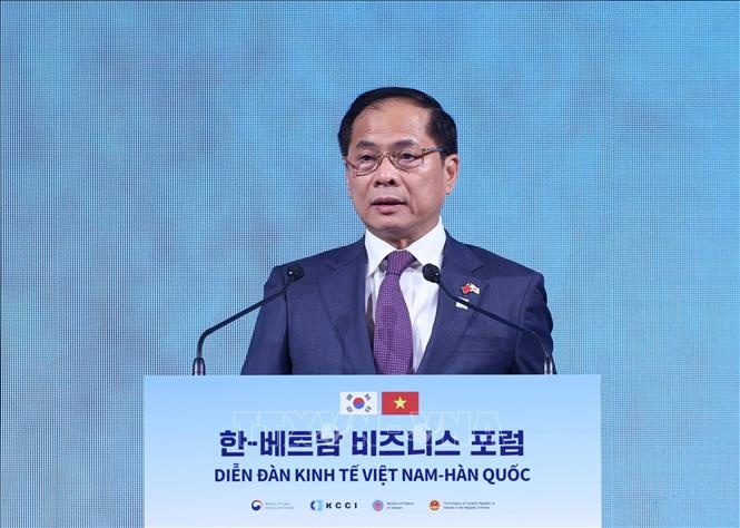 Phó Thủ tướng Bùi Thanh Sơn khẳng định, Việt Nam cam kết tạo mọi điều kiện thuận lợi để tăng cường thu hút thêm các doanh nghiệp Hàn Quốc đến đầu tư tại Việt Nam và hỗ trợ các nhà đầu tư Hàn Quốc hiện hữu có cơ hội mở rộng đầu tư, tạo tiền đề cho sự phát triển thành công, bền vững, lâu dài - Ảnh: TTXVN Phó Thủ tướng Bùi Thanh Sơn khẳng định, Việt Nam cam kết tạo mọi điều kiện thuận lợi để tăng cường thu hút thêm các doanh nghiệp Hàn Quốc đến đầu tư tại Việt Nam và hỗ trợ các nhà đầu tư Hàn Quốc hiện hữu có cơ hội mở rộng đầu tư, tạo tiền đề cho sự phát