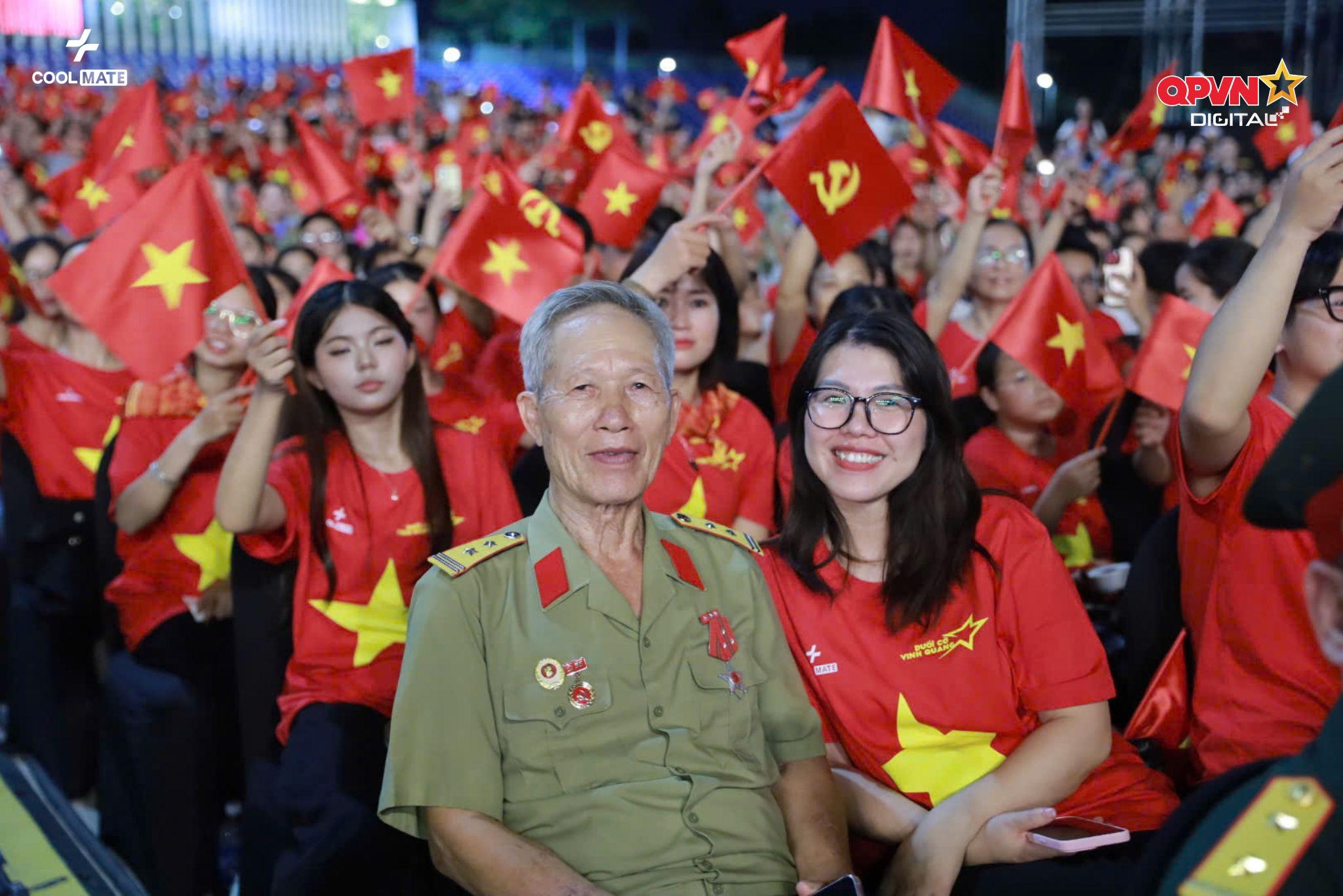 Sắc đỏ sao vàng rực rỡ tại các sự kiện văn hóa nghệ thuật, nơi người dân, đặc biệt là giới trẻ, diện trang phục yêu nước để thể hiện niềm tự hào và hòa mình vào không khí chung của ngày Tết Độc lập. Sắc đỏ sao vàng rực rỡ tại các sự kiện văn hóa nghệ thuật, nơi người dân, đặc biệt là giới trẻ, diện trang phục yêu nước để thể hiện niềm tự hào và hòa mình vào không khí chung của ngày Tết Độc lập.