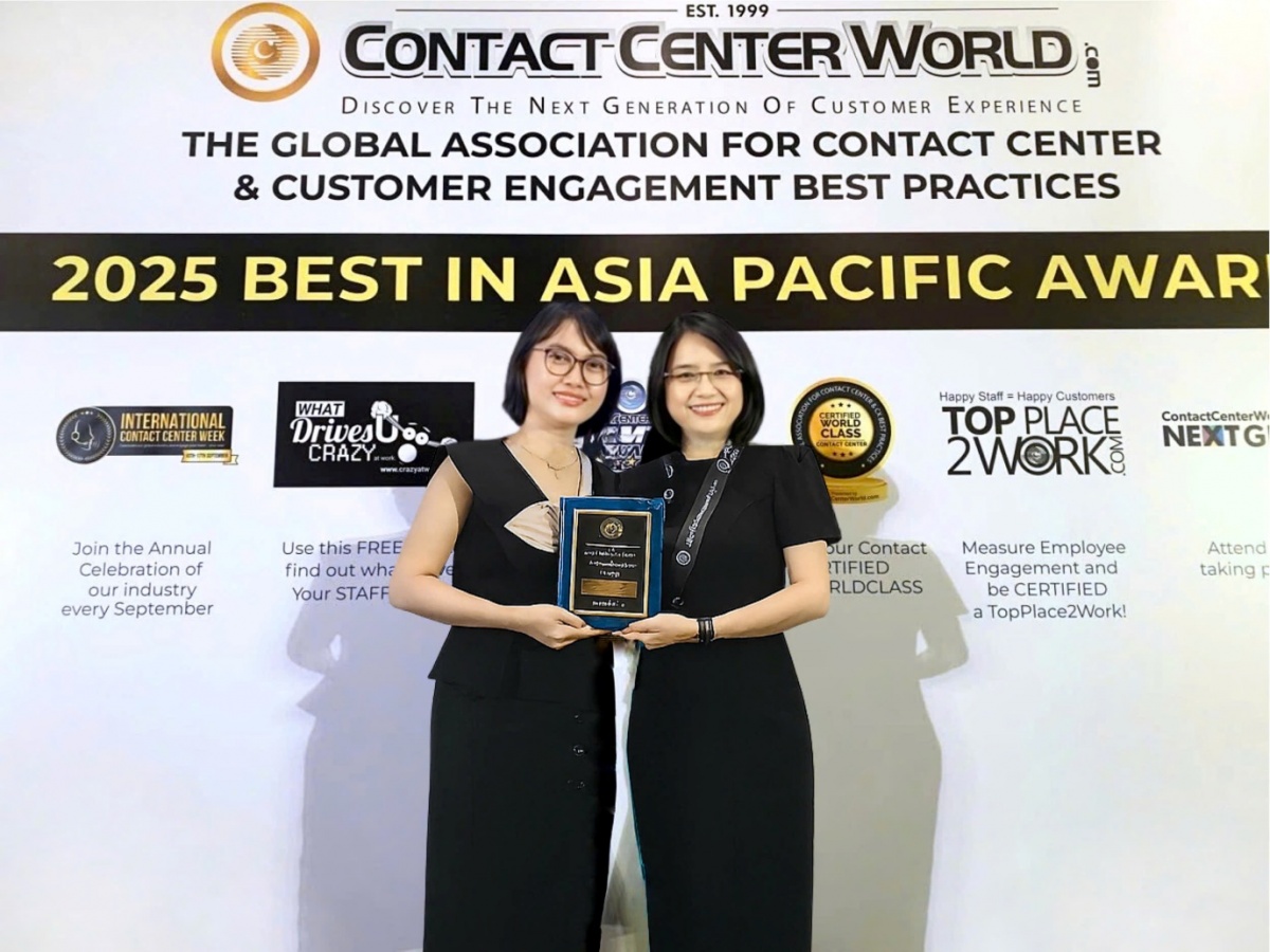 Đại diện lãnh đạo Trung tâm chăm sóc khách hàng BIDV nhận giải thưởng