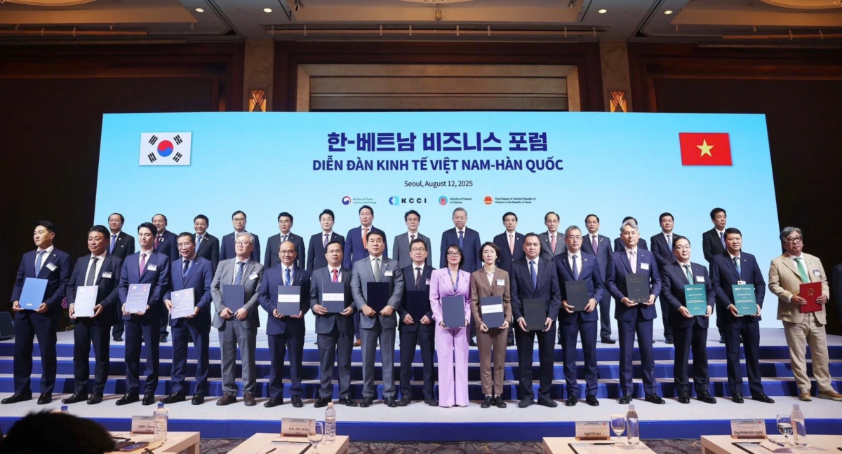 Tổng Bí thư Tô Lâm, Thủ tướng Kim Min Seok cùng các lãnh đạo cấp cao hai nước chụp ảnh lưu niệm với các doanh nghiệp tại diễn đàn Tổng Bí thư Tô Lâm, Thủ tướng Kim Min Seok cùng các lãnh đạo cấp cao hai nước chụp ảnh lưu niệm với các doanh nghiệp tại diễn đàn