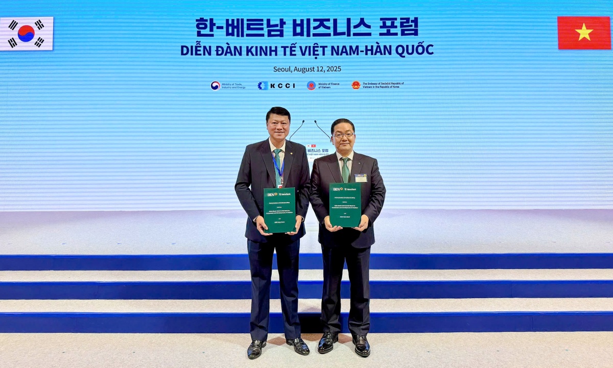 Tổng Giám đốc BIDV Lê Ngọc Lâm và Tổng Giám đốc Hana Bank Lee Ho Sung trao Thỏa thuận hợp tác trước sự chứng kiến của Lãnh đạo 2 nước Việt Nam - Hàn Quốc Tổng Giám đốc BIDV Lê Ngọc Lâm và Tổng Giám đốc Hana Bank Lee Ho Sung trao Thỏa thuận hợp tác trước sự chứng kiến của Lãnh đạo 2 nước Việt Nam - Hàn Quốc