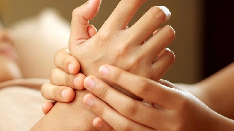 9 nguyên nhân gây tê tay khi ngủ dậy và cách khắc phục 9 nguyên nhân gây tê tay khi ngủ dậy và cách khắc phục