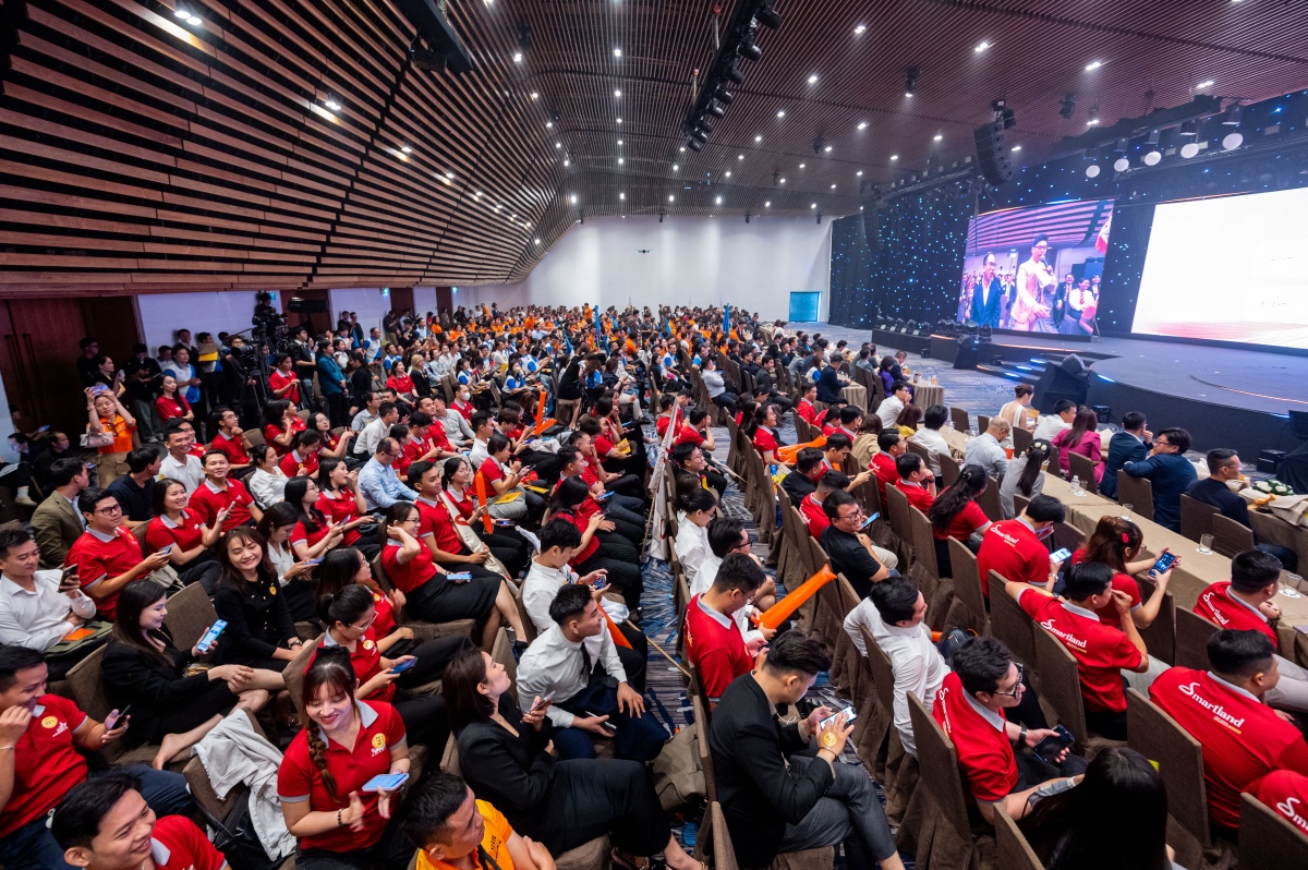 Hơn 1.200 chuyên viên kinh doanh lấp kín khán phòng.