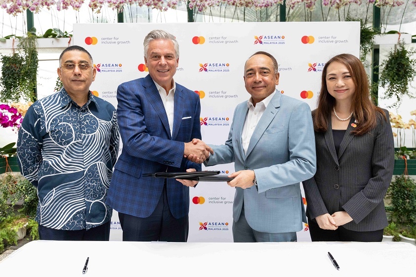 Jon Huntsman, Phó Chủ tịch kiêm Giám đốc bộ phận Phát triển chiến lược, Mastercard và ông Tan Sri Nazir Razak, Chủ tịch ABAC Malaysia tại lễ ký kết hợp tác tổ chức Hội nghị Phát triển Toàn diện ASEAN - Mastercard tại khu vực Đông Nam Á trong ba năm tiếp theo. Jon Huntsman, Phó Chủ tịch kiêm Giám đốc bộ phận Phát triển chiến lược, Mastercard và ông Tan Sri Nazir Razak, Chủ tịch ABAC Malaysia tại lễ ký kết hợp tác tổ chức Hội nghị Phát triển Toàn diện ASEAN - Mastercard tại khu vực Đông Nam Á trong ba năm tiếp theo.