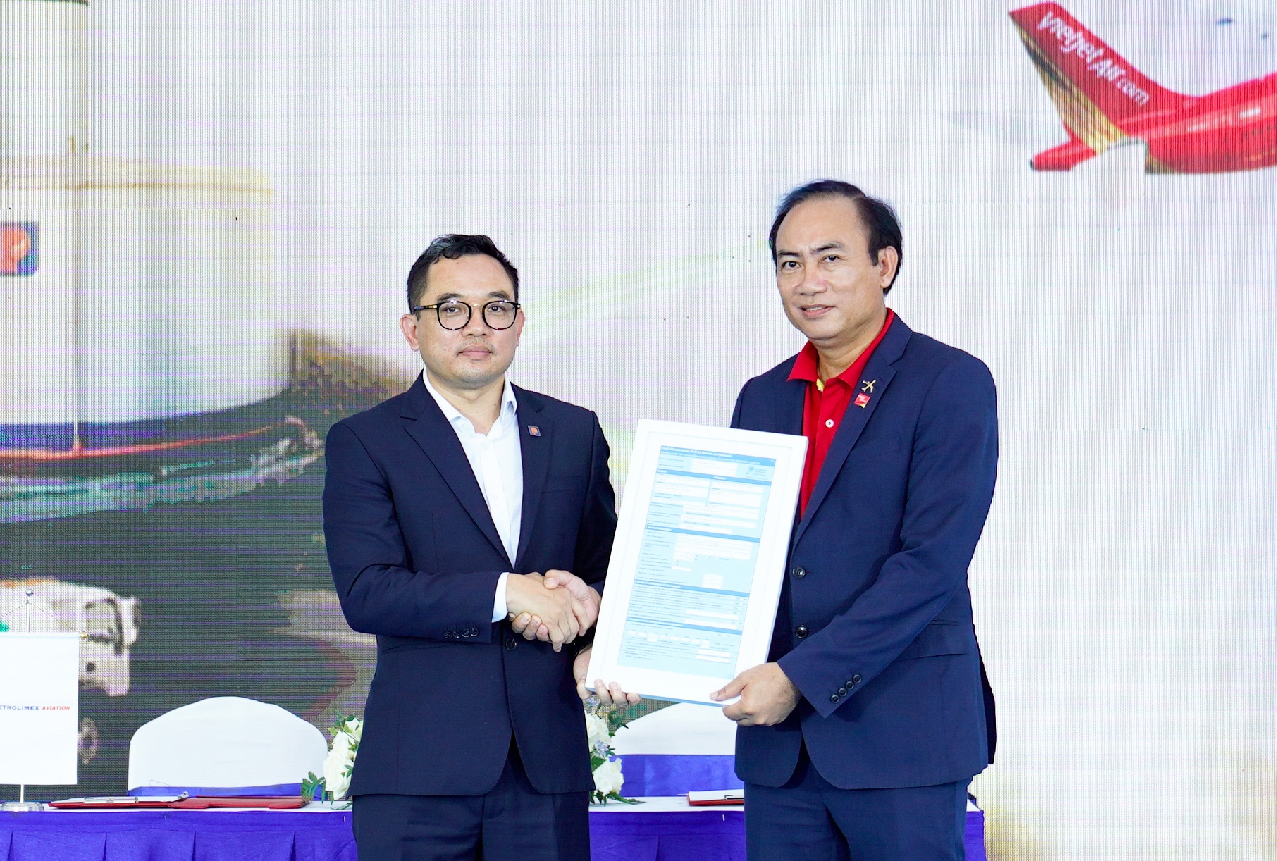 Petrolimex Aviation chuyển giao Bằng chứng Bền vững – Proof of Sustainability (PoS) theo tiêu chuẩn ISCC EU cho Vietjet