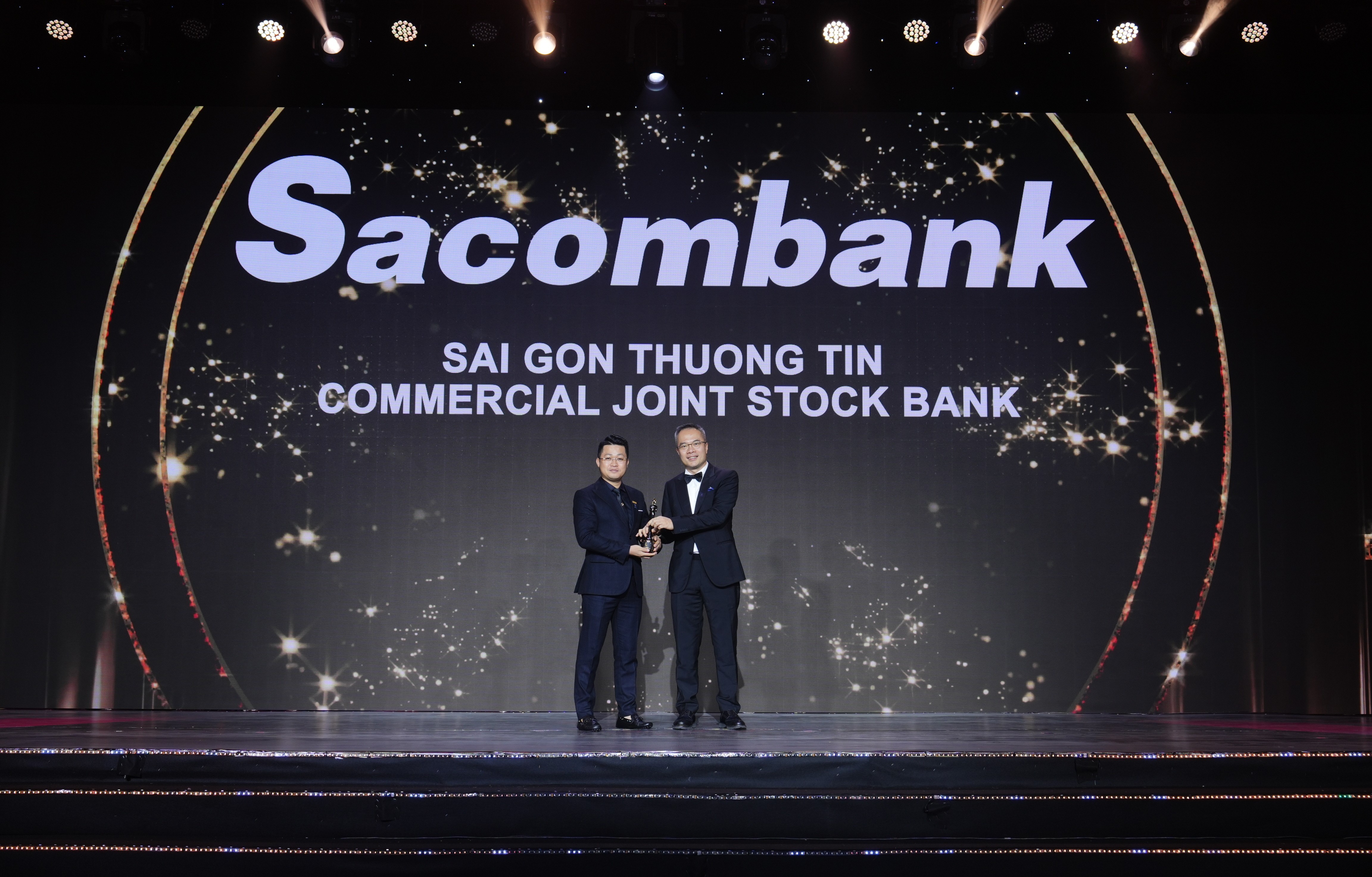 Đại diện Sacombank nhận giải thưởng Đại diện Sacombank nhận giải thưởng