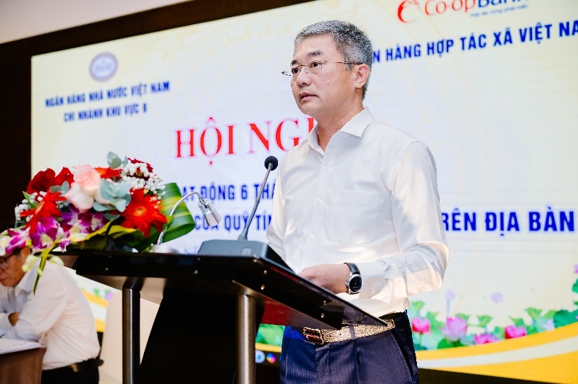 Ông Nguyễn Quốc Cường – Chủ tịch HĐQT Ngân hàng Hợp tác xã VN  trao đổi tại Hội nghị