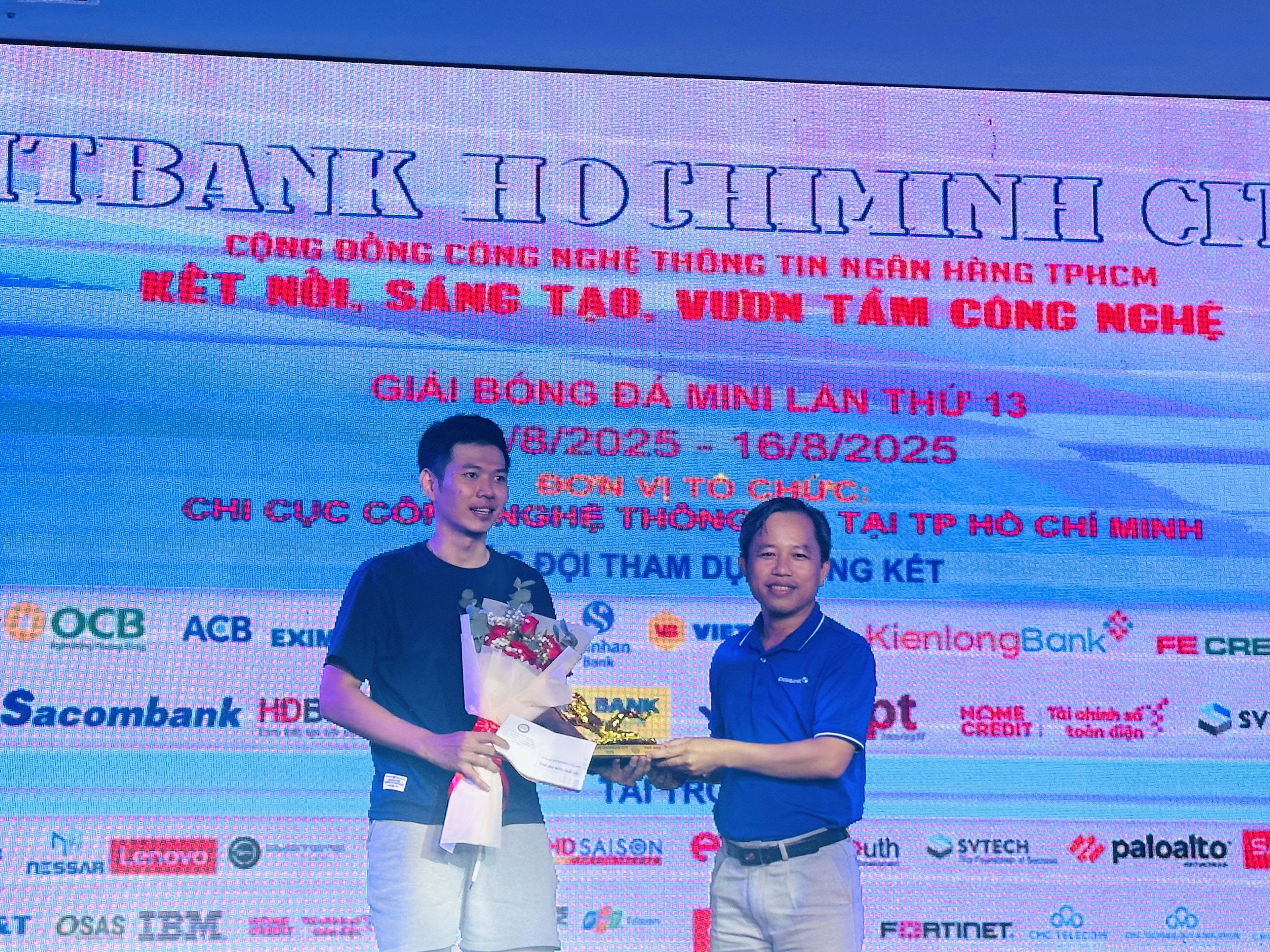 Ban tổ chức trao giải cho thủ môn xuất sắc nhất