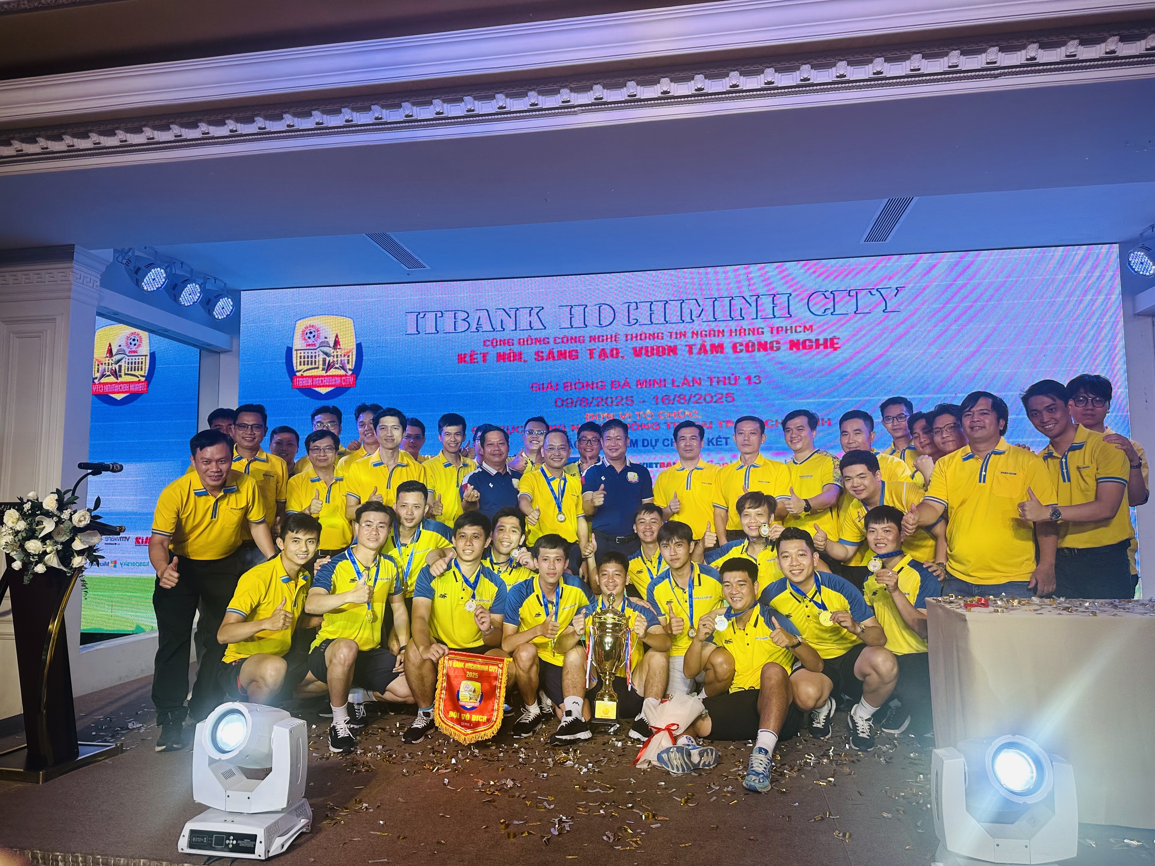 Ban tổ chức cùng chụp hình chung 