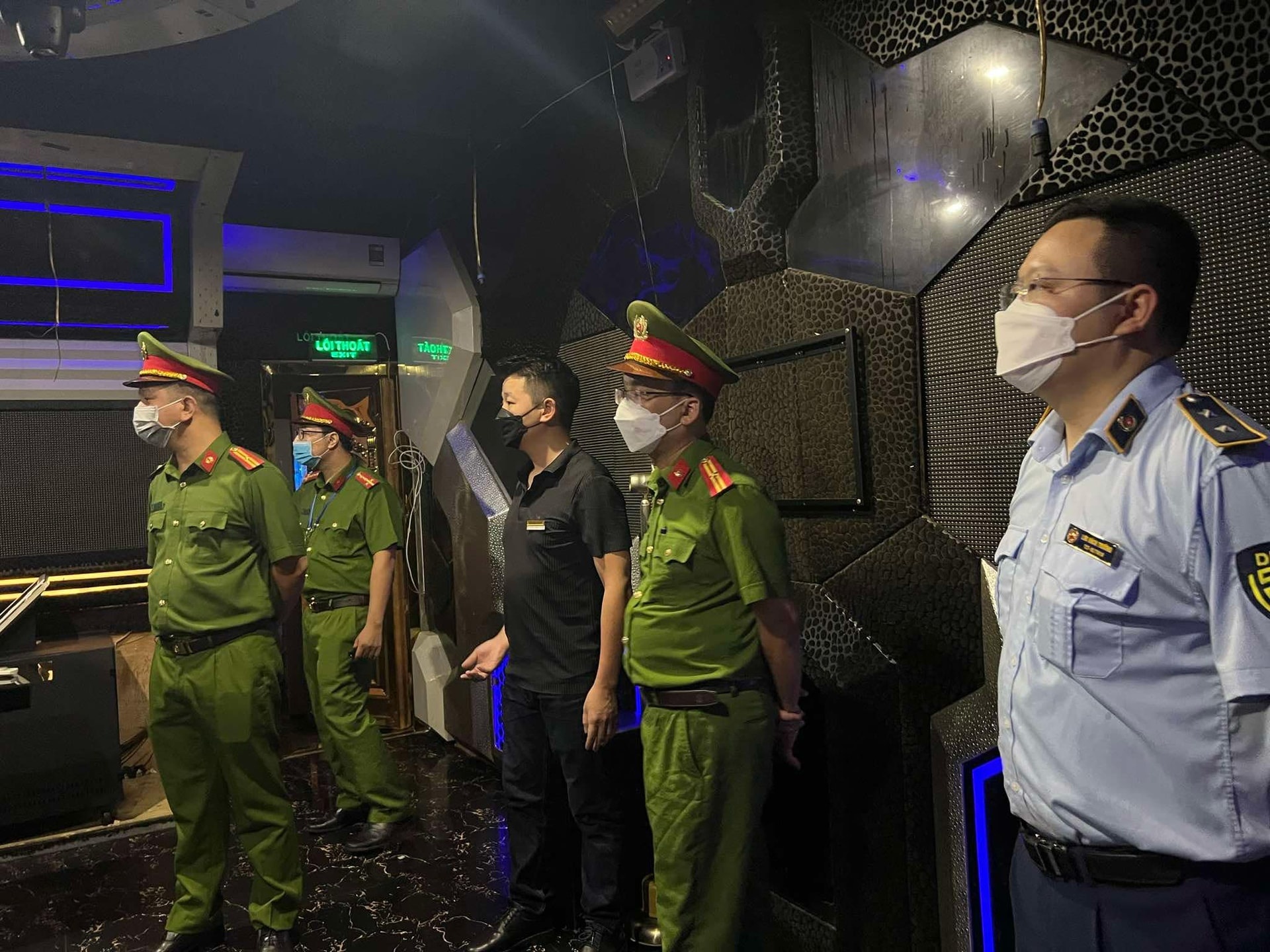 Đoàn kiêm tra liên ngành kiểm tra cơ sở karaoke trên phố Phúc Tân. Ảnh: Chu Dũng