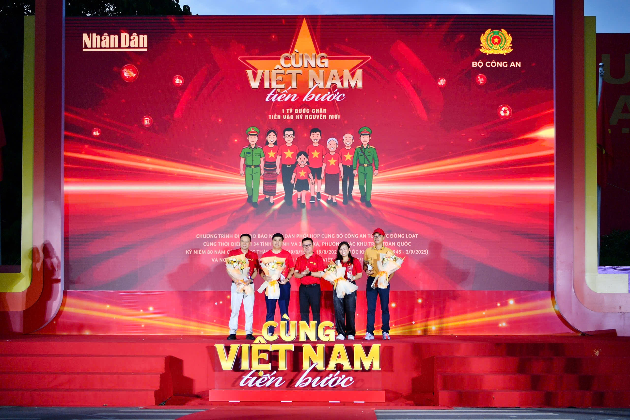 Đ/c Hồng Quang - Thành viên HĐQT, Chủ tịch Công đoàn Vietcombank (thứ 2 từ trái sang), đại diện Vietcombank  nhận hoa và kỷ niệm chương từ Ban tổ chức