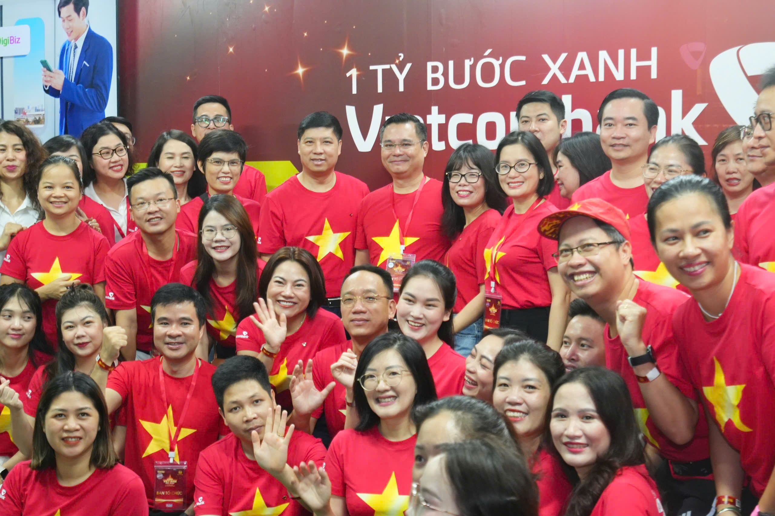 Đ/c Nguyễn Thanh Tùng - Bí thư Đảng ủy, Chủ tịch HĐQT Vietcombank cùng đ/c Hồng Quang - Thành viên HĐQT, Chủ tịch Công đoàn Vietcombank; đ/c Đoàn Hồng Nhung - Thành viên Ban Điều hành, Giám đốc Khối Bán lẻ Vietcombank chụp ảnh cùng tập thể lãnh đạo và cán bộ Vietcombank tại gian hàng triển lãm trong khuôn khổ sự kiện