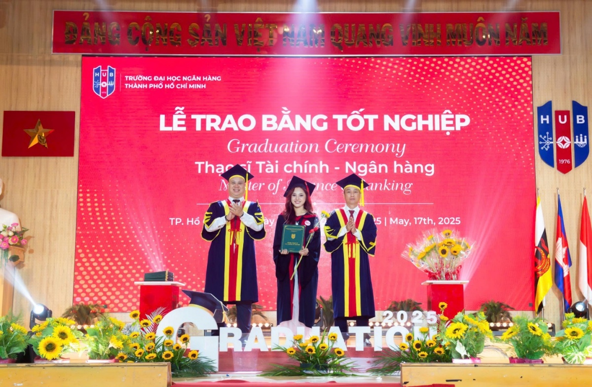 Học viên cao học nhận bằng tại Lễ tốt nghiệp.