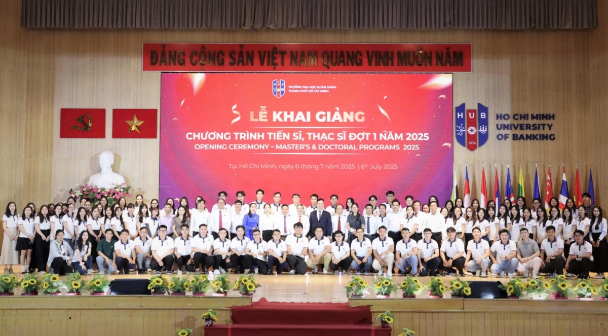 Tân học viên chụp hình kỷ niệm tại Lễ Khai giảng.
