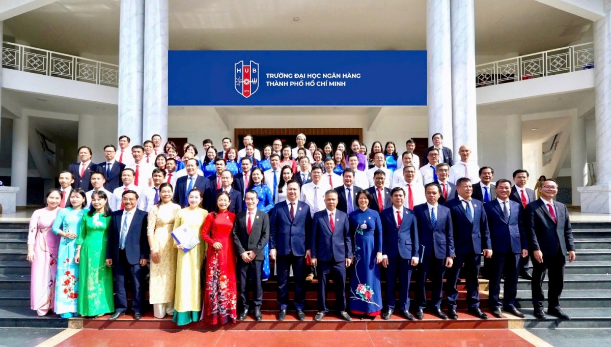 Tập thể Ban lãnh đạo, cán bộ chủ chốt HUB.