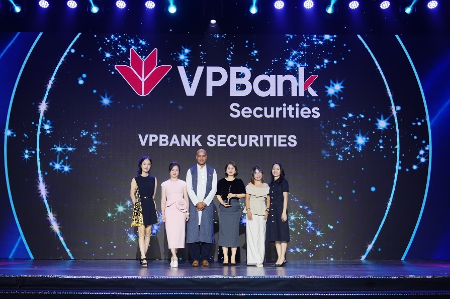 VPBankS nhận giải thưởng 