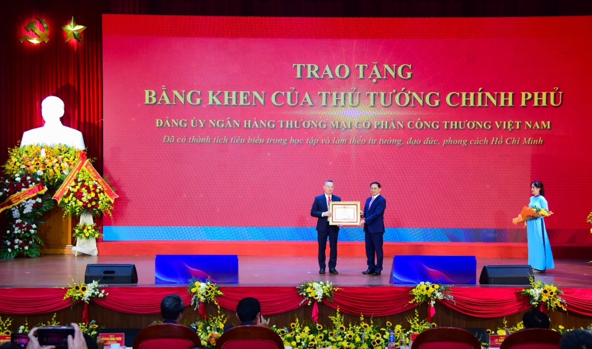 Đảng ủy VietinBank nhận bằng khen của Thủ tướng Chính phủ vì đã có thành tích tiêu biểu   trong học tập và làm theo tư tưởng, đạo đức, phong cách Hồ Chí Minh