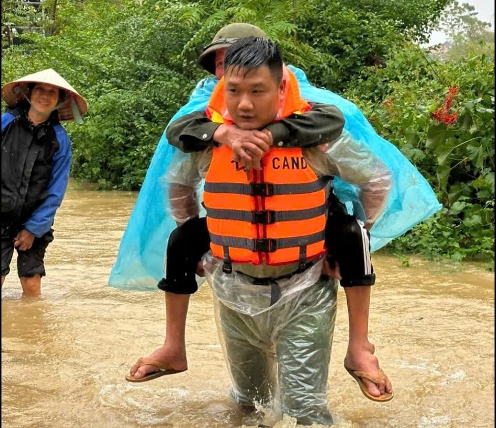 Các chiến sĩ công an hỗ trợ người dân xuyên ngày, trắng đêm di chuyển người và tài sản đến vùng an toàn Các chiến sĩ công an hỗ trợ người dân xuyên ngày, trắng đêm di chuyển người và tài sản đến vùng an toàn