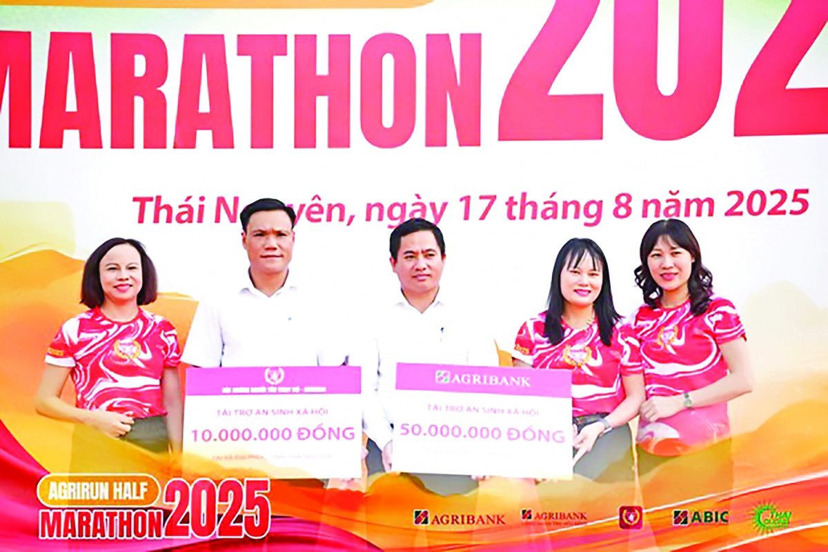 Bà Phùng Thị Bình - Phó Tổng giám đốc Agribank thay mặt cho ngân hàng trao tặng quà tài trợ An sinh xã hội cho đại diện xã Đại Phúc - Tỉnh Thái Nguyên Bà Phùng Thị Bình - Phó Tổng giám đốc Agribank thay mặt cho ngân hàng trao tặng quà tài trợ An sinh xã hội cho đại diện xã Đại Phúc - Tỉnh Thái Nguyên