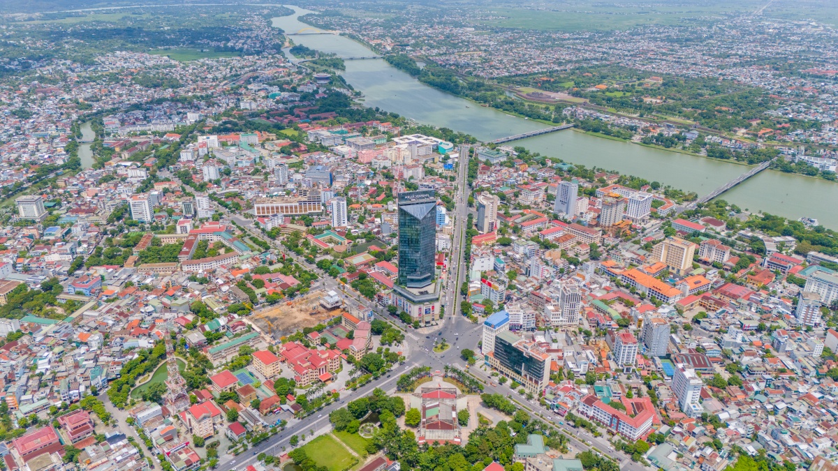 Hue Heritage sở hữu vị trí độc bản giữa trung tâm cố đô Huế, nổi bật giữa quỹ đất hạn chế và sự khan hiếm dự án căn hộ cao cấp cao tầng quanh khu vực.