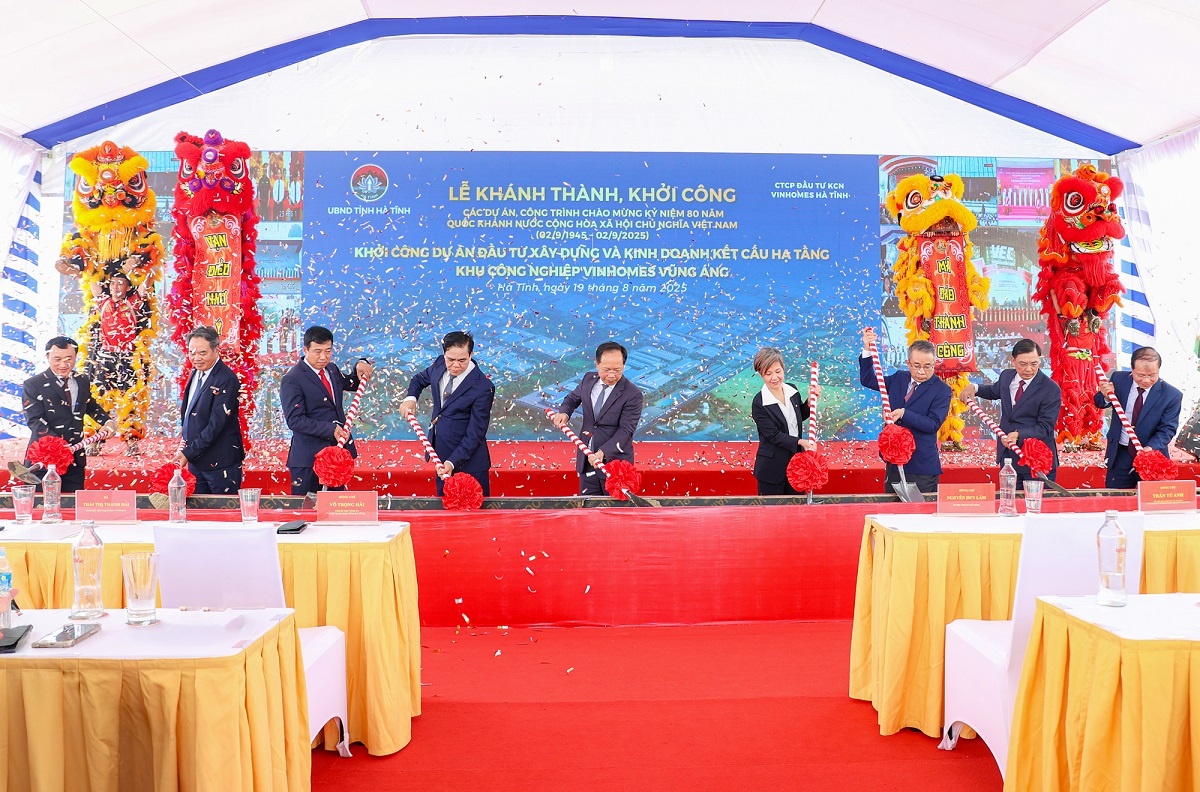 Cùng thời điểm, khu công nghiệp Vinhomes Vũng Áng, quy mô gần 965 ha cũng được khởi công.