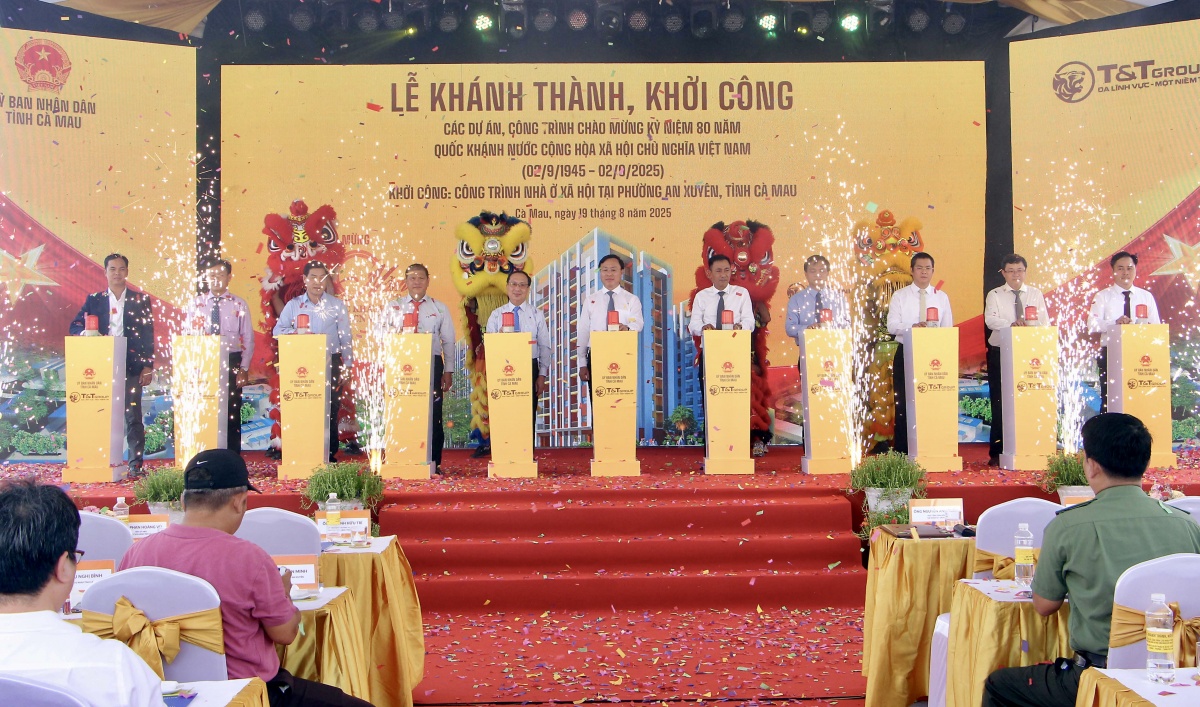 Các đại biểu thực hiện nghi lễ khởi công công trình nhà ở xã hội tại phường An Xuyên, tỉnh Cà Mau