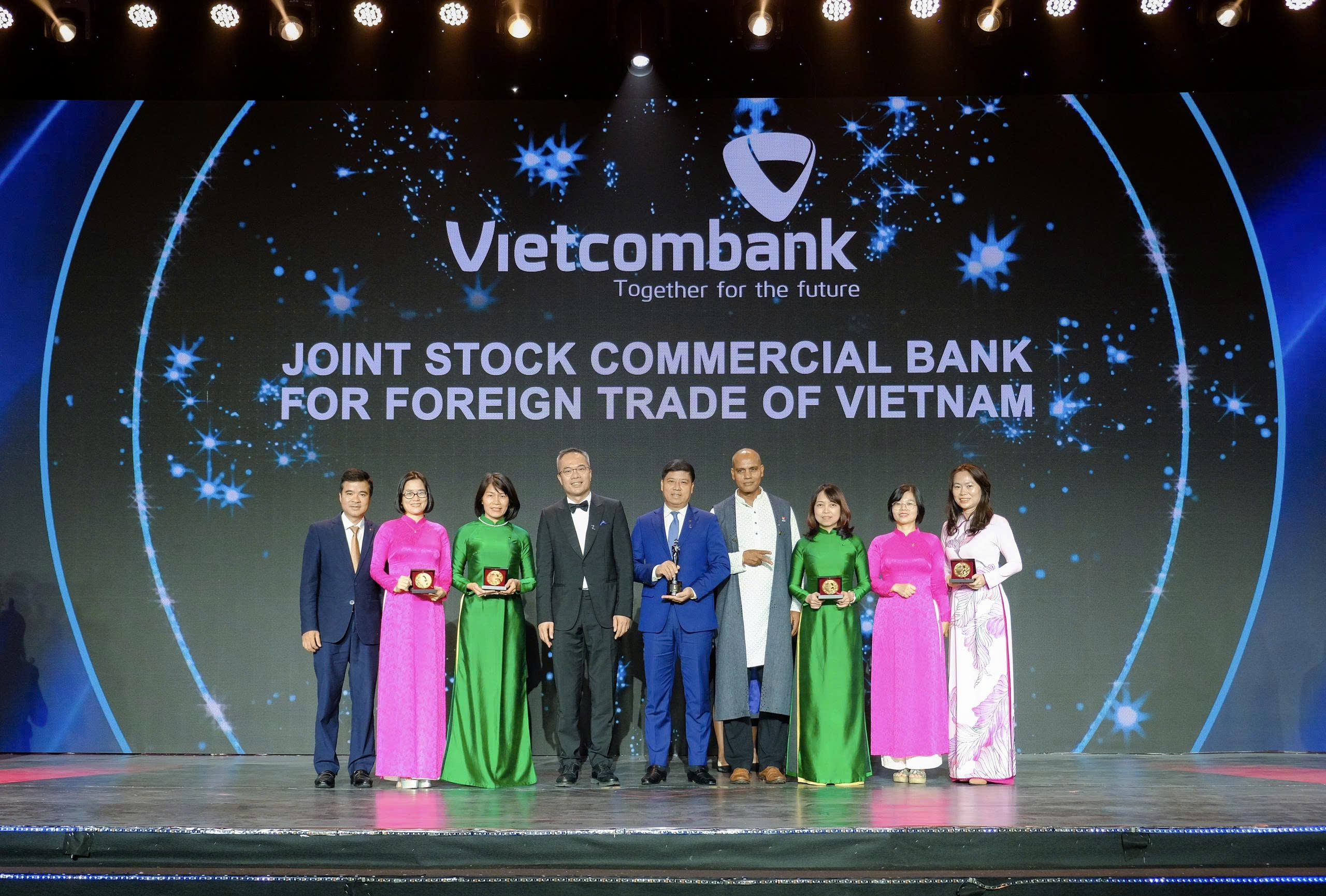 Các đại biểu của Vietcombank chụp ảnh lưu niệm cùng ông William Ng (thứ tư từ trái qua) - Tổng Biên tập Tạp chí HR Asia, Chủ tịch Hội đồng đánh giá giải thưởng HRAA
