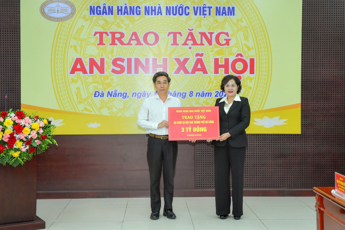 NHNN trao tặng 10 tỷ đồng an sinh xã hội cho 3 địa phương miền Trung