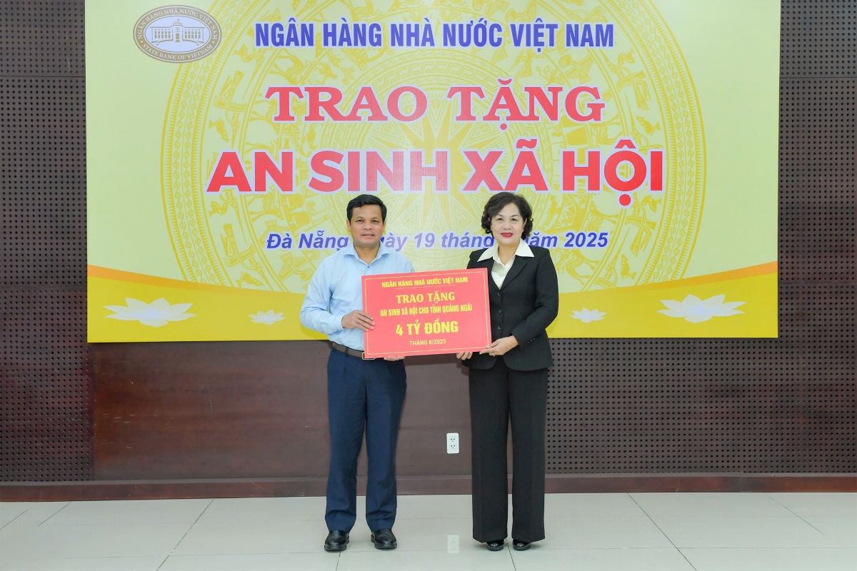 NHNN trao tặng 10 tỷ đồng an sinh xã hội cho 3 địa phương miền Trung
