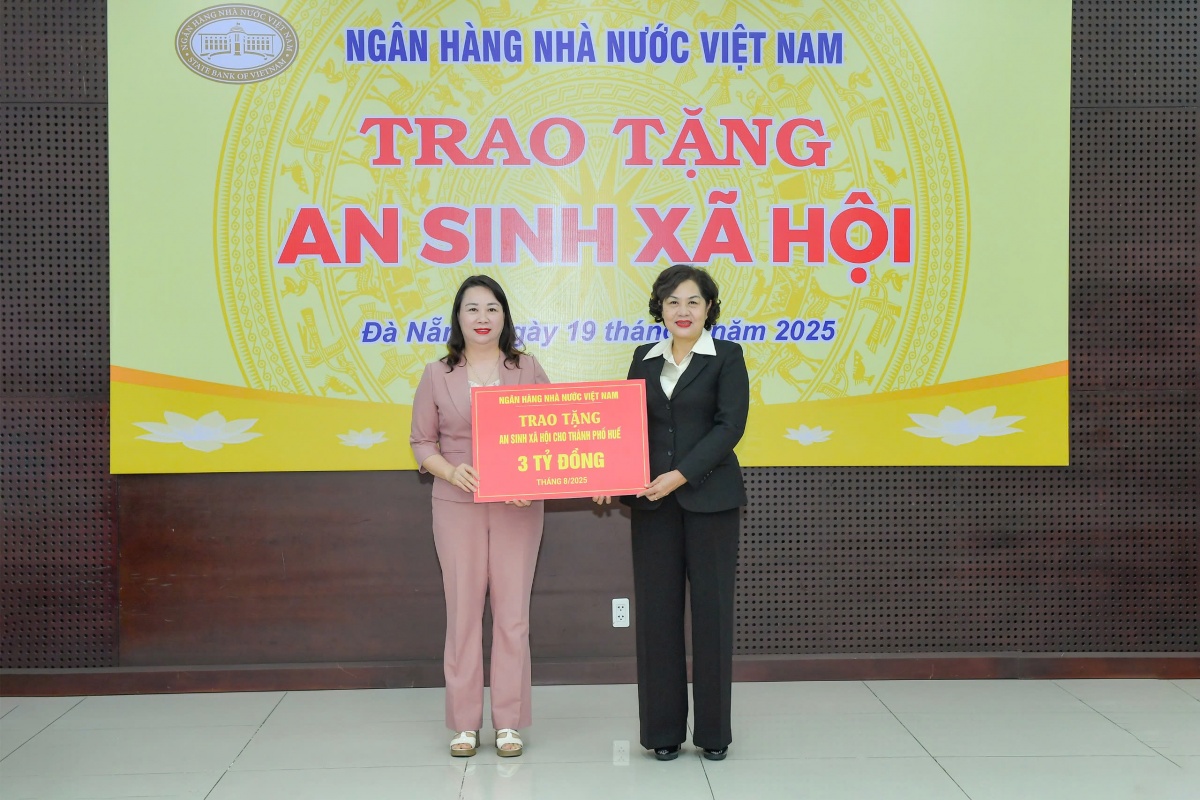 NHNN trao tặng 10 tỷ đồng an sinh xã hội cho 3 địa phương miền Trung