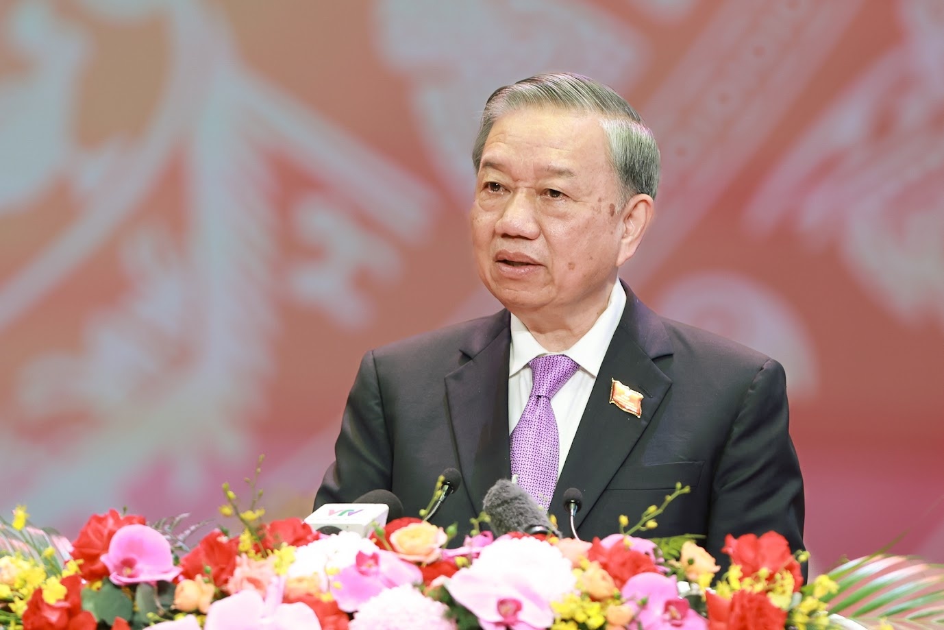 Tổng Bí thư Tô Lâm nhận định, từ những bước đi đầu tiên đầy thận trọng cho tới những cải cách thể chế ngày càng hoàn thiện, bộ máy Chính phủ qua các thời kỳ đã bền bỉ đắp nền cho sự chuyển mình của đất nước - Ảnh: VGP/Nhật Bắc