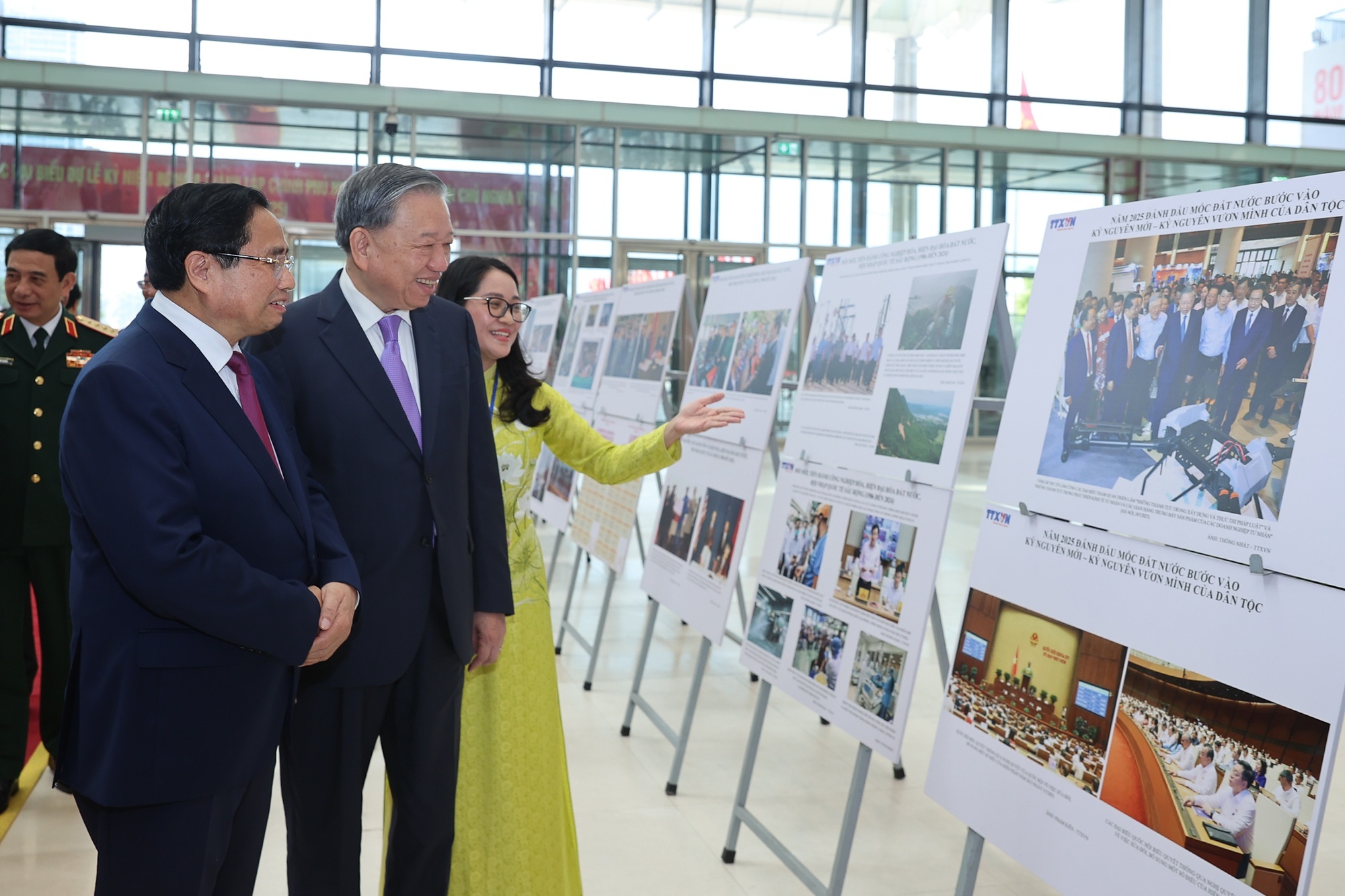 Tổng Bí thư Tô Lâm, Thủ tướng Phạm Minh Chính tham quan triển lãm ảnh về truyền thống 80 năm Chính phủ nước CHXHCN Việt Nam - Ảnh VGP/Nhật Bắc