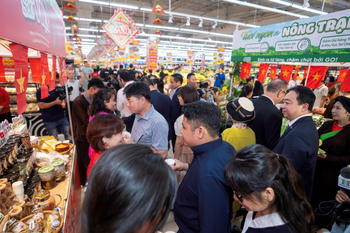 Đông đảo khách tham quan trải nghiệm sản phẩm tại Lễ hội Tự hào đặc sản Việt Đông đảo khách tham quan trải nghiệm sản phẩm tại Lễ hội Tự hào đặc sản Việt