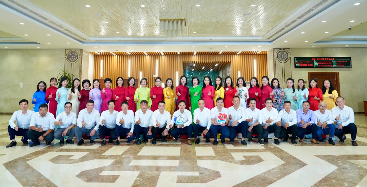 Tập thể cán bộ, phóng viên Thời báo Ngân hàng tháng 8/2025