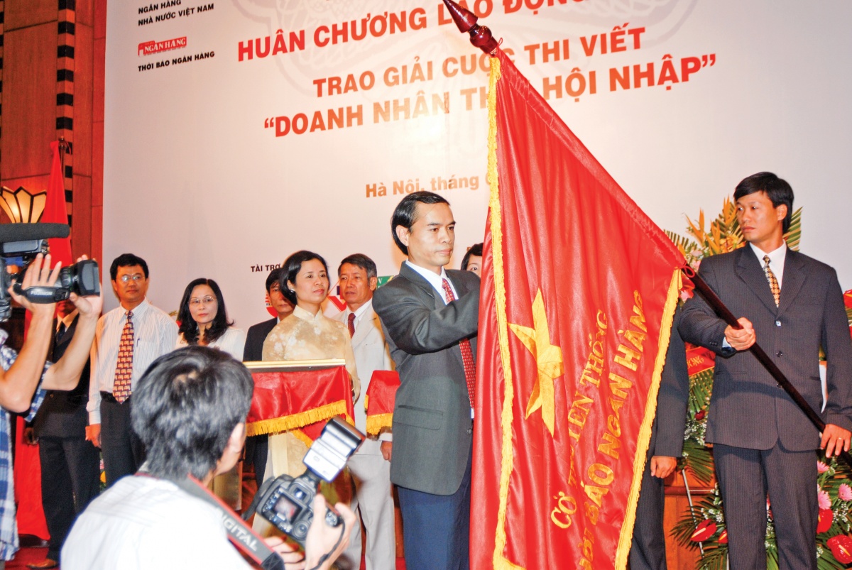 Nguyên Phó Thống đốc NHNN Nguyễn Đồng Tiến thừa ủy quyền của Chủ tịch nước trao Huân chương Lao động Hạng Nhì cho Thời báo Ngân hàng năm 2015