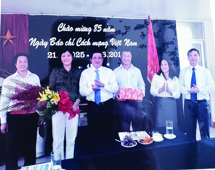 Nguyên Thống đốc Nguyễn Văn Giàu thăm và chúc tết cán bộ, phóng viên Thời báo Ngân hàng năm 2008