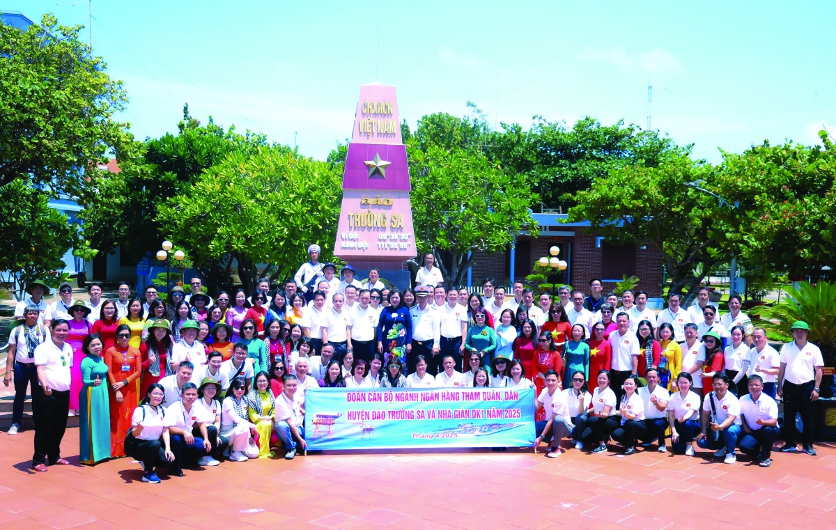 Đoàn công tác ngành Ngân hàng chụp ảnh lưu niệm tại cột mốc chủ quyền trên đảo Trường Sa