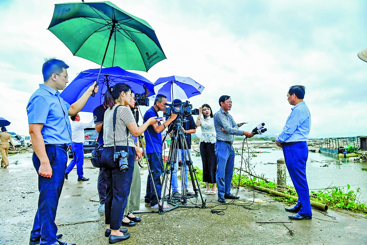 Phóng viên tác nghiệp tại Quảng Yên, Quảng Ninh sau khi cơn bão Yagi đổ bộ