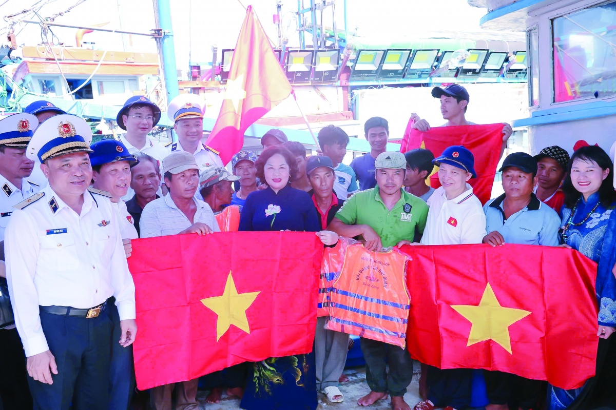 Thống đốc Nguyễn Thị Hồng cùng các Phó Thống đốc NHNN và lãnh đạo các đơn vị  ngành Ngân hàng trao cờ Tổ quốc cho ngư dân tại âu tàu đảo Trường Sa