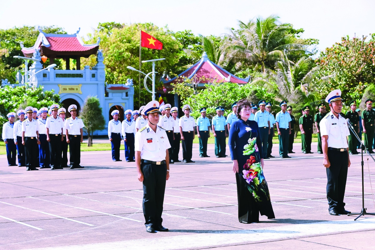 Thống đốc NHNN Nguyễn Thị Hồng tại Lễ chào cờ trên đảo Trường Sa