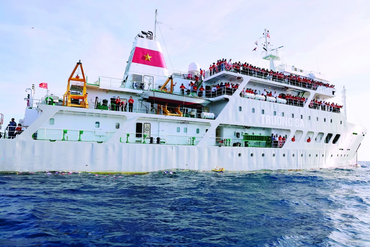 Những vòng hoa và hàng trăm cánh hạc giấy được các thành viên đoàn công tác trân trọng thả xuống đại dương bao la gửi tới các anh hùng liệt sĩ đã hy sinh thân mình quyết bảo vệ từng tấc đá san hô, từng tấc xanh biển cả