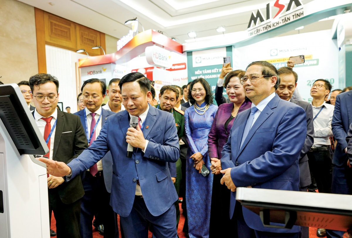 Thủ tướng Phạm Minh Chính tham quan gian hàng của Agribank tại sự kiện Chuyển đổi số ngành Ngân hàng năm 2025