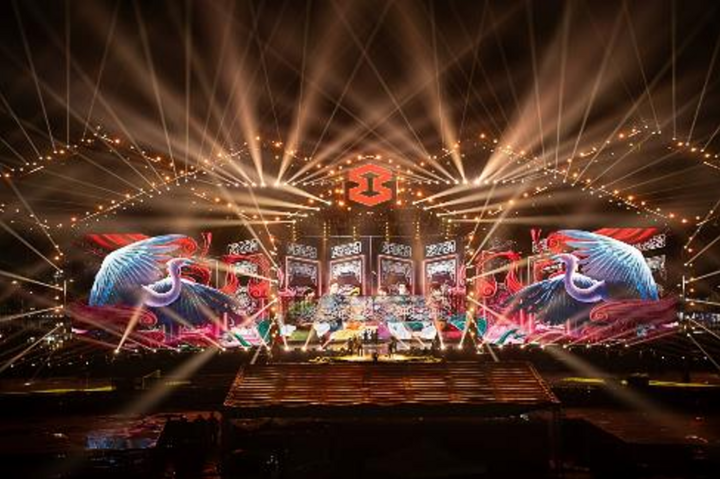 Sân khấu 8Wonder là hành trình xuyên cảm xúc xuyên suốt mang đậm dấu ấn lịch sử.