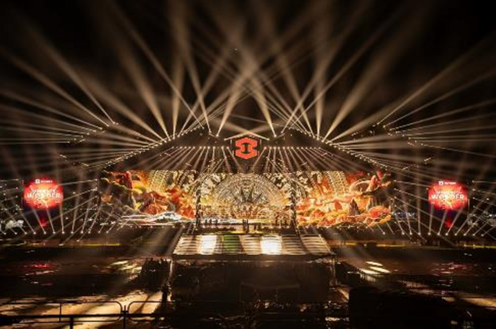 Sân khấu sống động, ấn tượng, visual hoàn toàn được vẽ tay, mang đậm tinh thần đương đại và giá trị nghệ thuật.