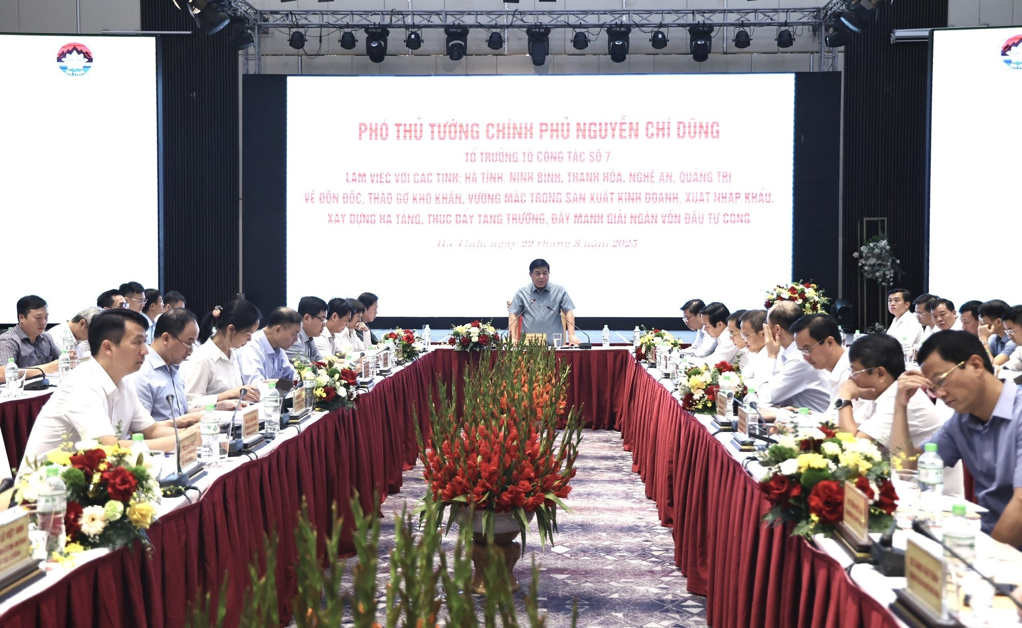 Đối với các kiến nghị của địa phương, Phó Thủ tướng giao Bộ Tài chính phối hợp với Văn phòng Chính phủ tổng hợp, báo cáo Phó Thủ tướng, Thủ tướng Chính phủ phân công các bộ, cơ quan liên quan khẩn trương nghiên cứu, giải quyết, hướng dẫn cụ thể, dứt điểm,