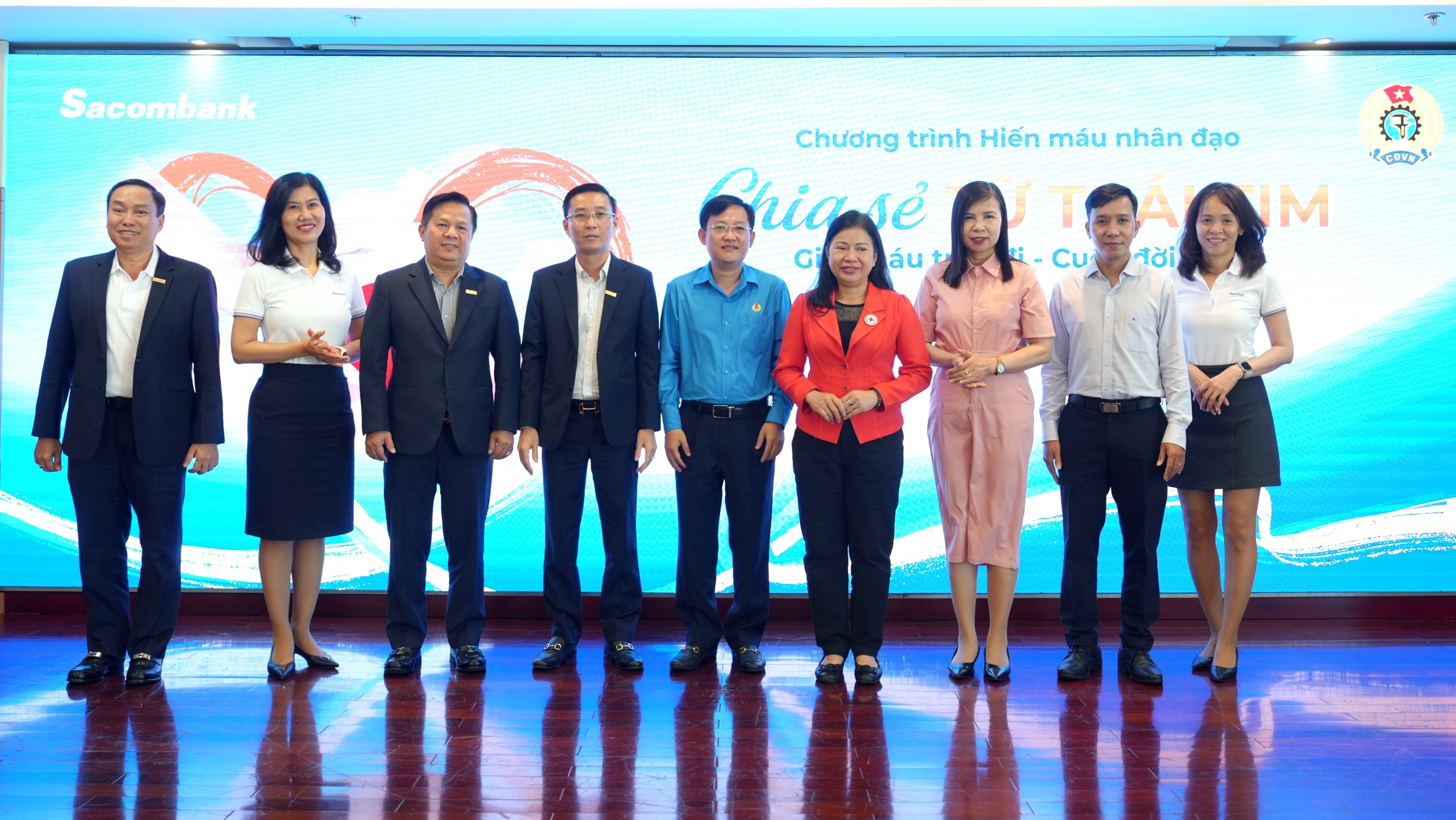 Đại diện lãnh đạo các Ban ngành và Sacombank tại chương trình hiến máu “Chia sẻ từ trái tim” năm 2025