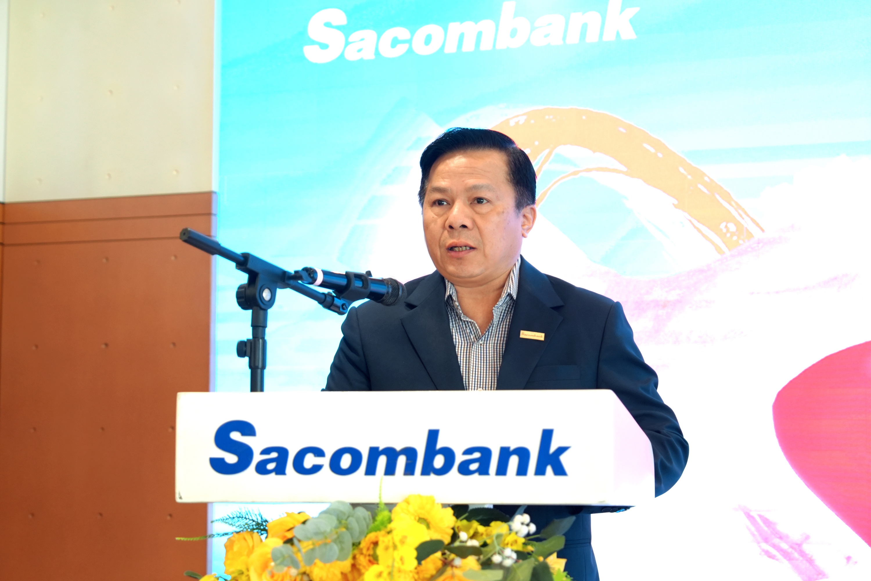 Ông Đào Nguyên Vũ - Phó tổng giám đốc, Chủ tịch Công đoàn cơ sở Sacombank chia sẻ: “Tập thể cán bộ nhân viên Sacombank rất tự hào được đồng hành cùng với Hành trình Đỏ - chiến dịch nhân đạo mang ý nghĩa từ thiện nhân văn sâu sắc được phát động bởi Ban chỉ đạo Quốc gia - trong suốt 13 năm qua. Hoạt động này đến nay đã trở thành một nét đẹp trong văn hóa doanh nghiệp của Sacombank”.